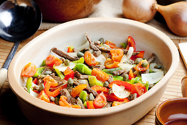 포토 JPG 해외이미지 그릇 접시 음식 토마토 채소 양파 피망 실내 육류 요리 사람없음 내부 인테리어 식사 소고기 닫기 묘사 후추 영양분 정물화 해외202004 해외포토 식기 디자인 식재료 모션 향신료 그림 파일형식 이미지허브