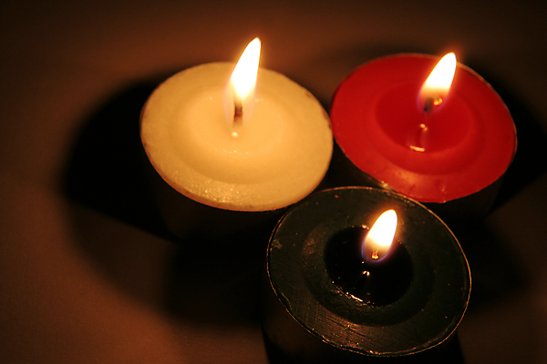 포토 JPG 해외이미지 크리스마스 불 휴가 불꽃 3 사람없음 가로 빨간색 초록색 빛 흰색 문학 심지 해외202004 해외포토 자연요소 기념일 컬러 파일형식 이미지허브