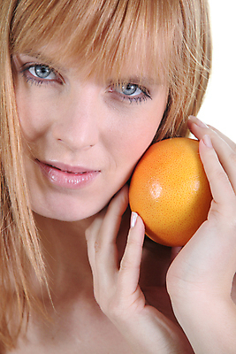 포토 JPG 해외이미지 여자 얼굴 포즈 오렌지 과일 관리 한명 사람 성인 파란색 잡기 원형 닫기 위치 빨간머리 내추럴 해외202004 해외포토 도형 1 헤어스타일 컬러 모션 신체부위 파일형식 이미지허브