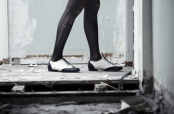 포토 JPG 해외이미지 1 여자 신발 컨셉 양말 슬리퍼 바닥 주택 부츠 실내 한명 서기 사람 목재 가로 유행 검은색 산책 방 쓰레기 바둑 레깅스 단계 그런지 양발 옛날 스타일 해외202004 해외포토 나무 컬러 재료 모션 놀이 하의 휴식 내부 건물 파일형식 이미지허브