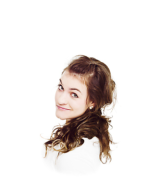 포토 JPG 해외이미지 백인 1 응시 갈색머리 한명 20대 10대 흰색 표현 고독 흰배경 고립 성인여자만 카피스페이스 해외202004 해외포토 서양인 헤어스타일 시선 감정 컬러 백그라운드 청소년 사람 청년 공백 여자만 성인만 파일형식 이미지허브