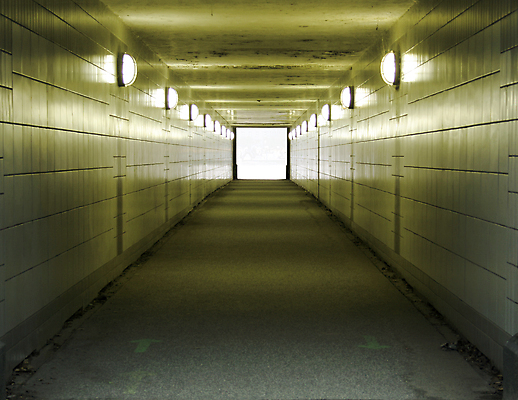 포토 JPG 해외이미지 건축양식 전등 사람없음 빛 램프 도시 복도 보행로 터널 전철 오솔길 방향 타일 통로 정사각형 지하 직사각형 대칭 방법 해외202004 해외포토 도형 건축 길 육상교통 조명 대중교통 파일형식 이미지허브