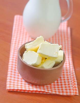 포토 JPG 해외이미지 그릇 실내 사람없음 우유 식탁보 담기 체크무늬 버터 나무배경 해외202004 해외포토 식기 백그라운드 무늬 모션 유제품 내부 파일형식 이미지허브