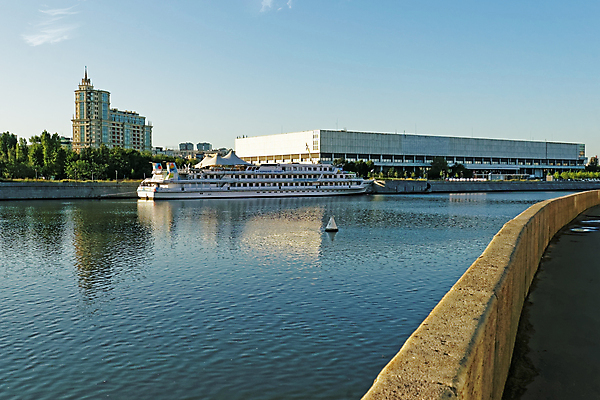 포토 JPG 해외이미지 구름 건축양식 하늘 미술 사람없음 건물 여름 파란색 강 햇빛 반사 항구 산책 도시 보트 센터 미술관 박물관 함선 러시아 러시아인 모스크바 해외202004 해외포토 자연요소 서양인 건축물 계절 건축 유럽 컬러 배_교통 교통시설 문화예술 휴식 태양 파일형식 이미지허브