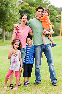 포토 JPG 해외이미지 전신 백인 라이프스타일 공원 여자 남자 딸 행복 아들 어린이 포즈 컨셉 가족 자연 엄마 함께함 서기 미소 사람 소년 여러명 야외 초록색 여름 육아 아빠 5 해외202004 해외포토 서양인 계절 공공시설 감정 컬러 다수 관계 모션 표정 생활 숫자 생태계 파일형식 이미지허브