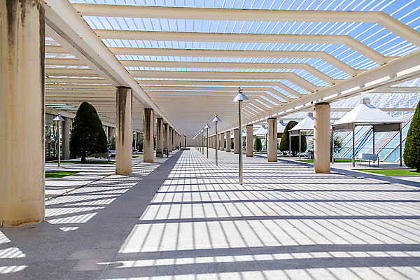 포토 JPG 해외이미지 디자인 여행 백그라운드 건축양식 유리 지붕 휴가 바닥 실내 사람없음 내부 장식 빛 햇빛 여행객 우주 금속 흰색 기둥 원형 휴게실 역 공항 도착 출발 천장 통로 침엽수 일반 안뜰 철강 터미널 해외202004 해외포토 도형 나무 건축 컬러 컨셉 교통시설 재질 사람 태양 파일형식 이미지허브
