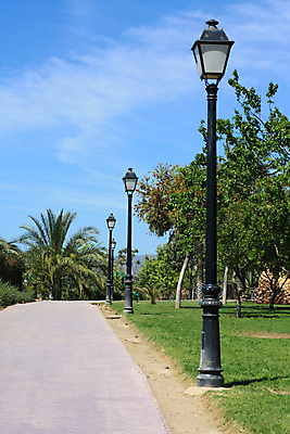 포토 JPG 해외이미지 나무 구름 공원 길 가로등 전구 자연 하늘 손바닥 사람없음 야외 장식 초록색 파란색 환경 정원 검은색 봄 골동품 등불 램프 스페인 오솔길 지중해 안달루시아 해외202004 해외포토 자연요소 식물 손 계절 공공시설 유럽 바다 컬러 조명 생태계 파일형식 이미지허브