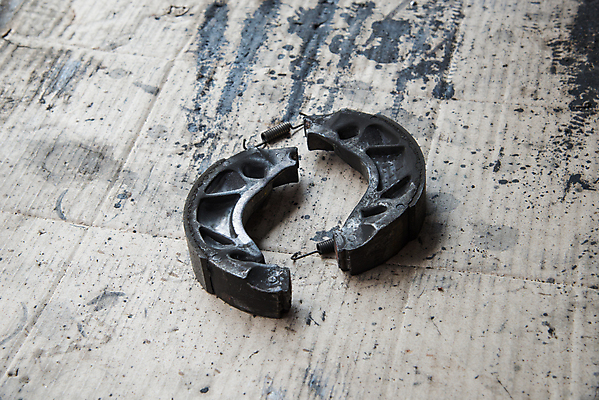 포토 JPG 해외이미지 산업 백그라운드 부분 자동차 새로움 사람없음 빛 금속 검은색 원형 수리 브레이크 묘사 낭비 패드 그만 자동 철강 해외202004 해외포토 도형 육상교통 컬러 컨셉 재질 파일형식 이미지허브