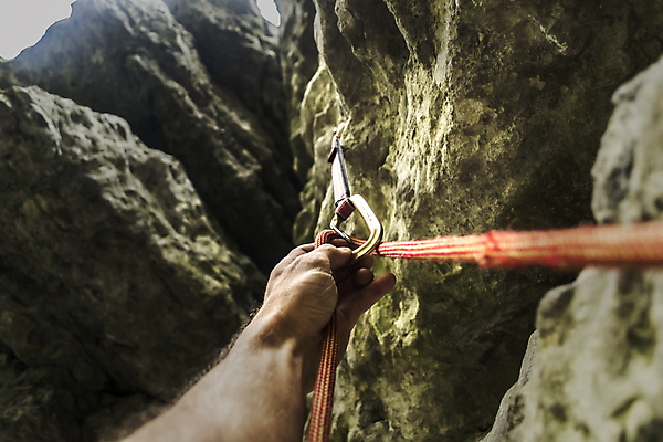 포토 JPG 해외이미지 손 남자 밧줄 벽 스포츠 손가락 자연 산 안전 풍경 경사 사람없음 야외 세로 등산 장비 바위 고리 위험 오르기 노력 팔 기어 오르막 무료 산악가 운동가 절정 해외202004 해외포토 줄 컨셉 모션 사람 신체부위 트래킹 돌_바위 생태계 파일형식 이미지허브