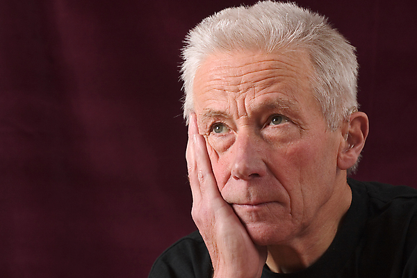 포토 JPG 해외이미지 할아버지 남자 여유 검은배경 한명 사람 앉기 성인 기댐 회색 슬픔 도움 주름 아빠 은퇴 청각 심각 연금 옛날 우울증 해외202004 해외포토 1 노년 감정 컬러 백그라운드 컨셉 가족 모션 검은색 질병 파일형식 이미지허브