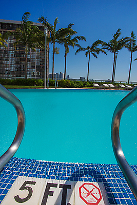 포토 JPG 해외이미지 라이프스타일 여행 의자 호텔 휴가 휴식 아파트 수영장 사람없음 건물 여름 파란색 관광지 메시지 스카이라인 경고문 열대기후 터키석 플로리다 해외202004 해외포토 건축물 계절 컬러 가구 컨셉 숙소 주택 경고 생활 미국 보석 파일형식 이미지허브