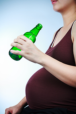 포토 JPG 해외이미지 라이프스타일 여자 음료 엄마 맥주 한명 사람 성인 세로 부모 임산부 임신 육아 알코올 잡기 위험 태아 중독 알코올중독 나쁜 부정적 해로움 해외202004 해외포토 1 감정 컨셉 가족 모션 주류 생활 파일형식 이미지허브