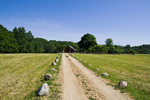 포토 JPG 해외이미지 도로 하늘 주택 사람없음 야외 파란색 농장 숲 눈금 짐차 방법 해외202004 해외포토 길 컬러 농업 교통시설 자동차 건물 파일형식 이미지허브