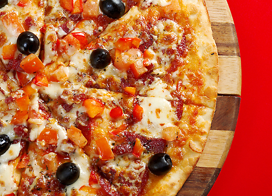 포토 JPG 해외이미지 음식 조각 채소 치즈 피자 요리 사람없음 식당 이탈리아 껍질 뜨거움 원형 소시지 맛 먹기 속도 올리브 후추 바질 점심식사 모짜렐라치즈 살라미 페퍼로니 해외202004 해외포토 도형 열매 유럽 컨셉 모션 유제품 패스트푸드 서양음식 상점 식사 가공식품 향신료 파일형식 이미지허브