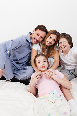 포토 JPG 해외이미지 백인 모델 라이프스타일 커플 응시 행복 아들 여유 어린이 결혼 가족 엄마 아침 남편 휴식 주택 함께함 실내 사랑 미소 사람 앉기 소년 여러명 세로 침실 침대 아내 아빠 재산 거짓말 옛날 해외202004 해외포토 주간 서양인 시선 남자 감정 가구 다수 컨셉 관계 모션 표정 이벤트 내부 건물 생활 금융 파일형식 이미지허브