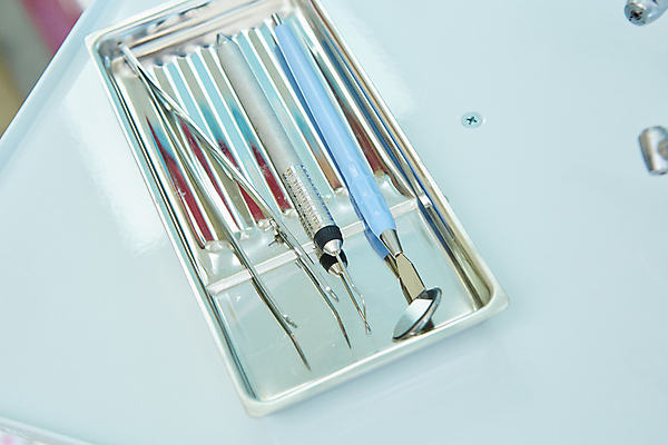 포토 JPG 해외이미지 가구 의자 직장 실내 건강 치과 병원 사람 사람없음 내부 치료 파란색 빛 사무실 약 금속 거울 장비 환자 흰색 기구 공구 램프 업무 입 치아 캐비닛 연습 치과의사 날카로움 외과 돌봄 송곳 위생관리 치아교정 해외202004 해외포토 컬러 생활용품 회사 비즈니스 의학 모션 재질 조명 관리 신체부위 의사 도구 작업 소화기관 사물함 교정 파일형식 이미지허브