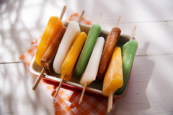 포토 JPG 해외이미지 그릇 아이스크림 실내 그림자 사람없음 달콤 시원함 체크무늬 막대아이스크림 나무배경 해외202004 해외포토 식기 백그라운드 무늬 디저트 내부 맛 파일형식 이미지허브