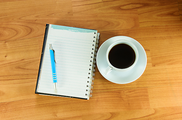 포토 JPG 해외이미지 교육 종이 커피 음료 백그라운드 탁자 사람없음 목재 컵 사무실 쪽지 공책 어둠 공백 머그컵 달력 흰색 뜨거움 책상 페이지 에스프레소 해외202004 해외포토 나무 식기 컬러 가구 비즈니스 재료 문구용품 파일형식 이미지허브