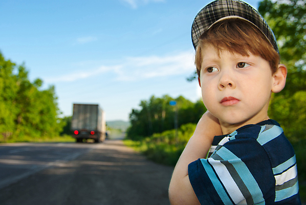 포토 JPG 해외이미지 응시 도로 잎 자동차 한명 소년 고속도로 작음 짐차 루트 캡모자 해외202004 해외포토 식물 모자_잡화 1 시선 남자 길 어린이 육상교통 교통시설 사람 크기 파일형식 이미지허브
