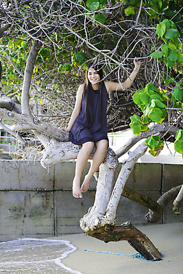 포토 JPG 해외이미지 나무 백인 긴머리 여자 행복 모래 태국 열대 한명 앉기 동양인 목재 물 모래사장 흰색 나뭇가지 하와이 해외202004 해외포토 자연요소 서양인 식물 1 헤어스타일 감정 아시아 바다 컬러 재료 모션 사람 인종 미국 파일형식 이미지허브