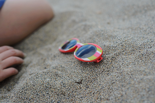 포토 JPG 해외이미지 전통 옷 안경 모래 바다 여행 백그라운드 컨셉 자연 휴가 사람없음 파란색 선글라스 햇빛 태양 유행 흰색 만 보호 그늘 밀짚 옛날 캡모자 해외202004 해외포토 자연요소 모자_잡화 잡화 컬러 짚 생태계 파일형식 이미지허브