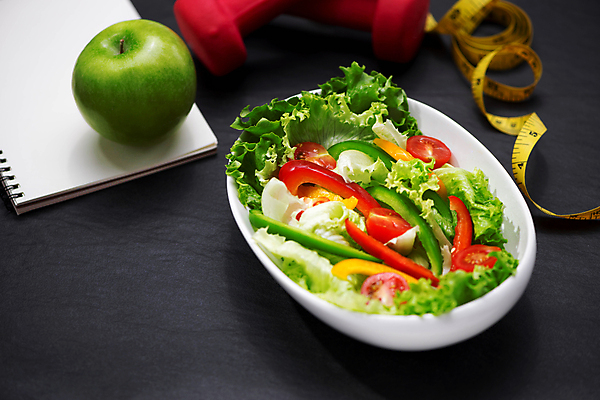 포토 JPG 해외이미지 다이어트 검은배경 줄자 건강 사람없음 공책 아령 샐러드 사과 해외202004 해외포토 음식 백그라운드 과일 문구용품 자 검은색 파일형식 이미지허브