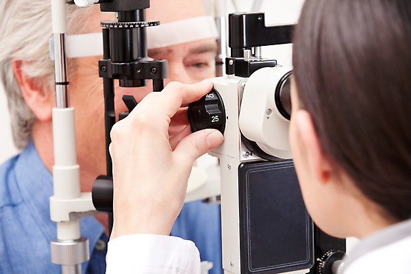 포토 JPG 해외이미지 직업 응시 여자 남자 안경 건강 현미경 미소 두명 가로 약 시험 환자 의사 눈동자 집중 측정 시력 비전 멀리 안과 의료성형뷰티 해외202004 해외포토 시선 잡화 교육 컨셉 의학 표정 병원 실험기구 사람 의료진 눈_신체부위 파일형식 이미지허브