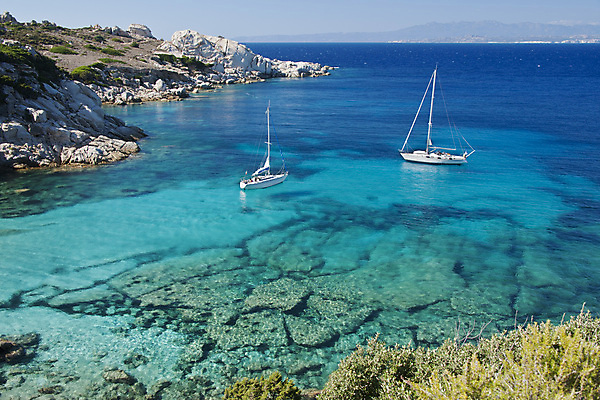 포토 JPG 해외이미지 바다 여행 요트 휴가 휴식 풍경 사람없음 야외 여름 컬러풀 햇빛 반사 여행객 목욕 이탈리아 바위 만 투명 보트 지중해 터키석 파라다이스 화강암 해외202004 해외포토 계절 유럽 컬러 컨셉 배_교통 사람 태양 청결 암석 돌_바위 보석 파일형식 이미지허브
