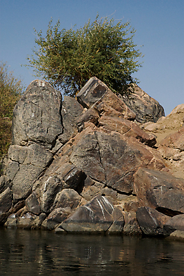 포토 JPG 해외이미지 모래 여행 요트 아프리카 자연 휴가 항해 이집트 풍경 사람없음 야외 물 여름 파란색 강 햇빛 반사 맑음 사막 바위 강가 이국적 해외202004 해외포토 자연요소 계절 나라 컬러 배_교통 날씨 태양 돌_바위 생태계 파일형식 이미지허브