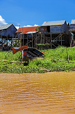 포토 JPG 해외이미지 전통 외관 아시아 문화 호수 여행 자연 하늘 주택 사람 동양인 풍경 사람없음 야외 건물 목재 가로 물 파란색 강 갈색 마을 항구 시골 보트 가난 캄보디아 방갈로 동쪽 전국 해외202004 해외포토 자연요소 나무 건축물 나라 컬러 컨셉 배_교통 재료 교통시설 숙소 인종 방향 생태계 파일형식 이미지허브