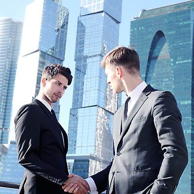 포토 JPG 해외이미지 직업 손 비즈니스 사업가 통신 성공 협력 악수 관리 사람 야외 두명 건물 고층빌딩 거래 인사 도시 업무 비즈니스맨 흔들림 떨림 정중 해외202004 해외포토 건축물 남자 컨셉 모션 손짓 빌딩 신체부위 예절 작업 직장인 파일형식 이미지허브