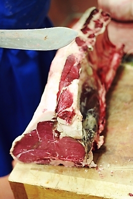 포토 JPG 해외이미지 음식 매달리기 육류 돼지고기 스테이크 사람없음 저녁식사 소고기 자르기 준비 양고기 정육점 해외202004 해외포토 식재료 모션 서양음식 상점 식사 파일형식 이미지허브