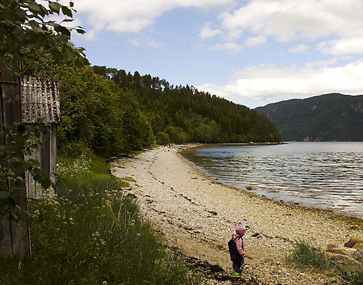 포토 JPG 해외이미지 1 어린이 바다 놀이 한명 물 봄 작음 싱글 양모 걸음마 혼자 유일 해외202004 해외포토 자연요소 계절 모션 사람 직물 크기 파일형식 이미지허브