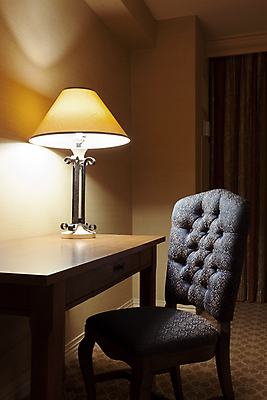 포토 JPG 해외이미지 의자 탁자 실내 사람없음 내부 빛 인테리어 갈색 스탠드 해외202004 해외포토 디자인 컬러 가구 조명 파일형식 이미지허브