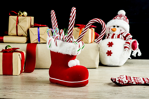 포토 JPG 해외이미지 나무 백그라운드 크리스마스 겨울 가방 눈사람 지팡이 휴가 양말 부츠 막대사탕 사탕 선물 사람없음 장식 빨간색 산타클로스 축제 막대기 스타킹 고립 해외202004 해외포토 식물 잡화 옷 계절 기념일 컬러 신발 디저트 파일형식 이미지허브