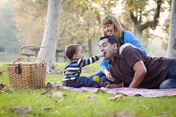포토 JPG 해외이미지 백인 라이프스타일 커플 공원 여자 남자 행복 아들 어린이 장난 가족 놀이 엄마 함께함 건강 3 미소 사람 소년 성인 야외 세명 소풍 바구니 기쁨 아기 아빠 히스패닉 다민족 섞기 혼혈 해외202004 해외포토 서양인 공공시설 감정 컨셉 관계 표정 생활 야외활동 다문화 파일형식 이미지허브