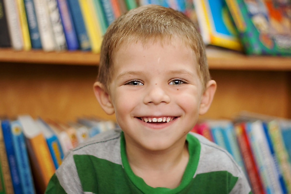 포토 JPG 해외이미지 백인 라이프스타일 교육 남자 행복 종이 문화 얼굴 어린이 백그라운드 컨셉 탁자 한명 미소 사람 소년 책 빨간색 스터디 청춘 유치원 정보 도서관 읽기 교과서 문학 고립 해외202004 해외포토 서양인 1 감정 컬러 가구 모션 교재 표정 생활 신체부위 학습 파일형식 이미지허브