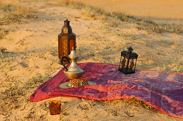 포토 JPG 해외이미지 전통 모래 동양인 사람없음 야외 장식 가로 햇빛 맑음 사막 등불 램프 클래식 고급 오브젝트 아라베스크 아랍어 해외202004 해외포토 컨셉 날씨 조명 인종 태양 파일형식 이미지허브