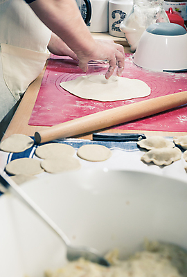 포토 JPG 해외이미지 전통 접시 손 할머니 음식 재료 탁자 치즈 감자 요리 사람없음 목재 주방 요리사 식사 저녁식사 침묵 흰색 신선 맛 먹기 향수 준비 날것 반죽 밀가루 점심식사 폭식 경단 라비올리 생식 우크라이나 페스츄리 핸드메이드 현실 해외202004 해외포토 나무 직업 식기 여자 노년 유럽 빵 컬러 가구 컨셉 채소 모션 유제품 신체부위 소리 화장품 가루 파일형식 이미지허브