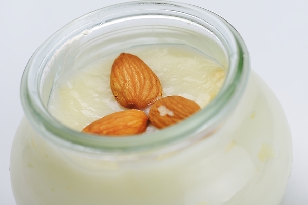 포토 JPG 해외이미지 실내 근접촬영 사람없음 한개 흰배경 아몬드 푸딩 해외202004 해외포토 1 뷰포인트 백그라운드 디저트 내부 견과류 흰색 파일형식 이미지허브