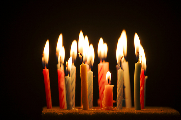 포토 JPG 해외이미지 기념일 행복 촛불 불 이벤트 사람없음 장식 컬러풀 검은색 침묵 놀람 축하 생일 그룹 연도 연소 왁스 화상 해외202004 해외포토 자연요소 감정 컬러 컨셉 초 표정 소리 상처 파일형식 이미지허브