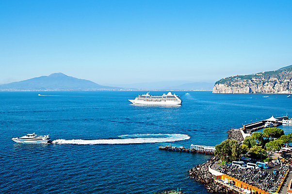 포토 JPG 해외이미지 유럽 바다 여행 요트 하늘 산 사람없음 가로 물 파란색 항구 이탈리아 도시 만 보트 크루즈 지중해 화산 나폴리 해외202004 해외포토 자연요소 나라 컬러 배_교통 교통시설 파일형식 이미지허브