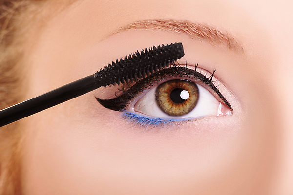 포토 JPG 해외이미지 외국인 응시 여자 얼굴 백그라운드 한명 성인 검은색 화장품 붓 눈썹 속눈썹 피부 마스카라 넣기 아이라이너 성인여자한명만 신청 해외202004 해외포토 1 시선 컬러 모션 사람 인종 신체부위 뷰티 여자한명만 성인여자만 파일형식 이미지허브