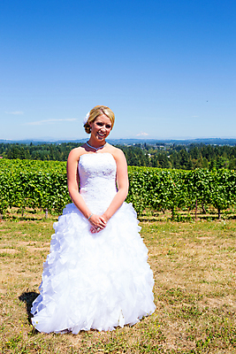 포토 JPG 해외이미지 백인 드레스 여자 행복 결혼 결혼식 사랑 한명 사람 야외 금발 흰색 포도밭 양조장 해외202004 해외포토 서양인 1 헤어스타일 옷 감정 컬러 밭 이벤트 파일형식 이미지허브
