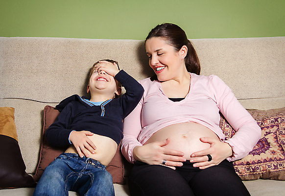 포토 JPG 해외이미지 어린이 가족 엄마 관리 사랑 웃음 두명 소파 임산부 임신 아기 출산 호기심 해외202004 해외포토 감정 컨셉 의자 관계 표정 사람 파일형식 이미지허브