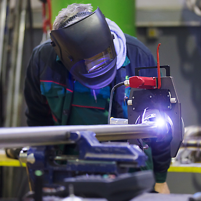 포토 JPG 해외이미지 직업 산업 공장 노동자 기술 작업복 가면 한명 안전 금속 장비 과학기술 공구 손전등 업무 제조 보호 헬멧 철 가스 튜브 공학 국회 운영자 제어 철강 해외202004 해외포토 1 옷 교육 컨셉 공업 재질 조명 사람 도구 작업 보호장비 파일형식 이미지허브