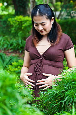 포토 JPG 해외이미지 여자 어린이 엄마 열쇠 한명 20대 금발 희망 임산부 임신 아기 기다림 큼 해외202004 해외포토 1 헤어스타일 감정 가족 모션 사람 청년 크기 파일형식 이미지허브