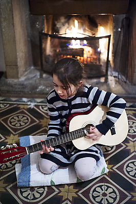 포토 JPG 해외이미지 백인 라이프스타일 교육 딸 행복 어린이 음악 노래 가족 놀이 수업 주택 실내 한명 사람 앉기 내부 기쁨 음악가 방 기타 축하 연도 벽난로 멜로디 해외202004 해외포토 서양인 직업 1 감정 컨셉 관계 모션 현악기 문화예술 건물 생활 파일형식 이미지허브