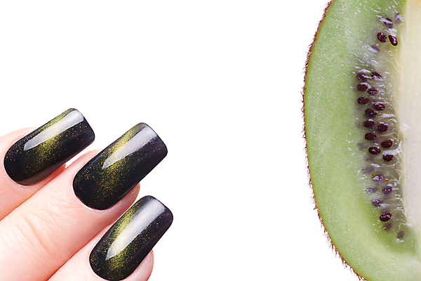 포토 JPG 해외이미지 손가락 키위 신체부위 손톱관리 네일아트 손톱 스타일 해외202004 해외포토 손 과일 사람 뷰티 파일형식 이미지허브