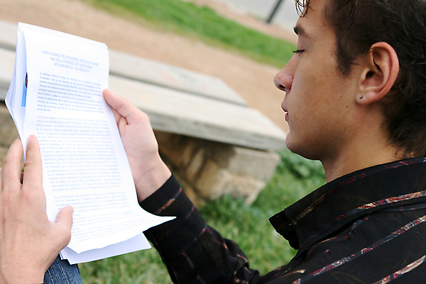 포토 JPG 해외이미지 백인 모델 학생 라이프스타일 응시 남자 종이 얼굴 비즈니스 자연 한명 소년 성인 야외 독서 머리 흰색 표현 관찰 시원함 읽기 묘사 문서 블러 스타일 카피스페이스 해외202004 해외포토 서양인 1 시선 어린이 컬러 모션 사람 생활 신체부위 공백 생태계 파일형식 이미지허브